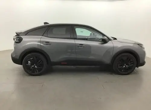 Vue latérale droite d'une Citroën C4 hybride 2025 gris Mercury avec jantes noires et toit noir contrasté.