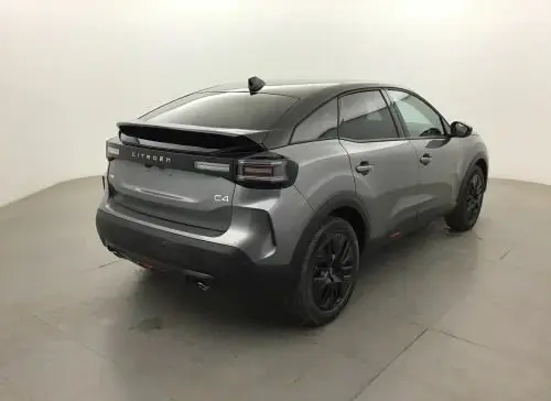 Vue 3/4 arrière droite d'une Citroën C4 hybride gris Mercury avec jantes noires et feux arrière LED distinctifs.