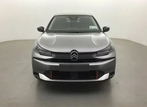 Vue 3/4 avant droit du Citroën C4 hybride gris Mercury, mettant en valeur la calandre moderne et les jantes noires distinctives.