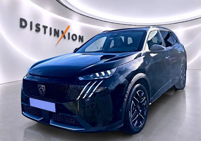Peugeot 5008 Hybrid 145 GT noir en 3/4 avant droit, avec calandre noire et feux LED distinctifs.