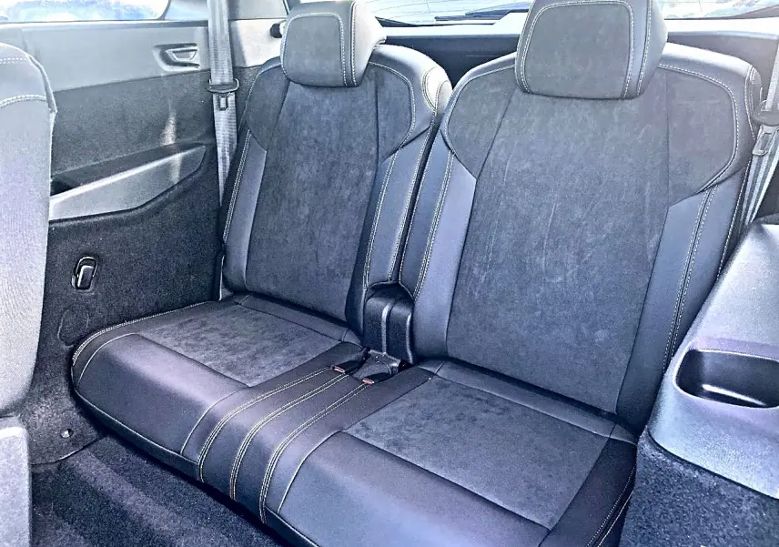 Vue rapprochée des deux sièges arrière noirs en tissu et cuir du Peugeot 5008 Hybrid 145 GT e-dcs6 2025.