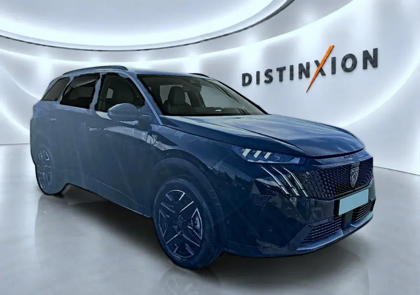 Peugeot 5008 Hybrid 145 GT noir en 3/4 avant droit, avec calandre distinctive et jantes alliage noires.