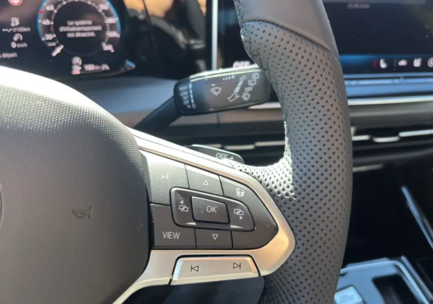 Gros plan sur le volant cuir perforé multifonctions côté gauche de la Volkswagen Golf TDI 150 R-Line 2026.