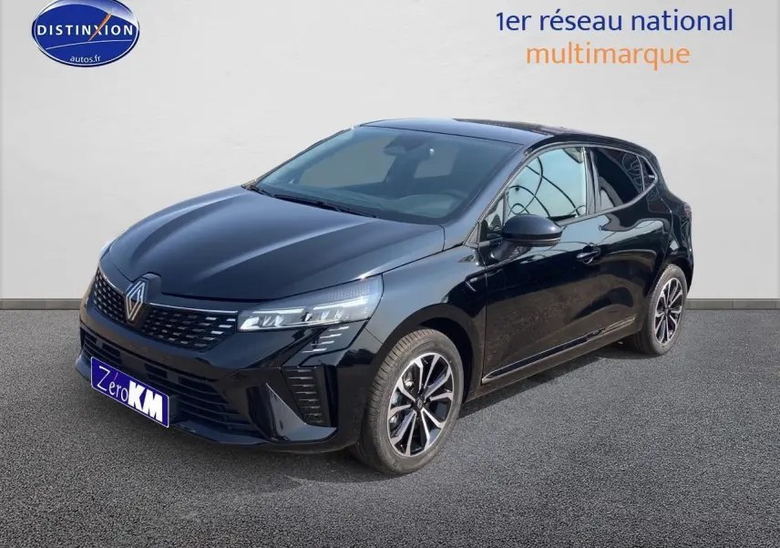 Renault Clio V 1.6 e-tech 145 techno noir étoile vue 3/4 avant droit avec jantes alu et calandre chromée