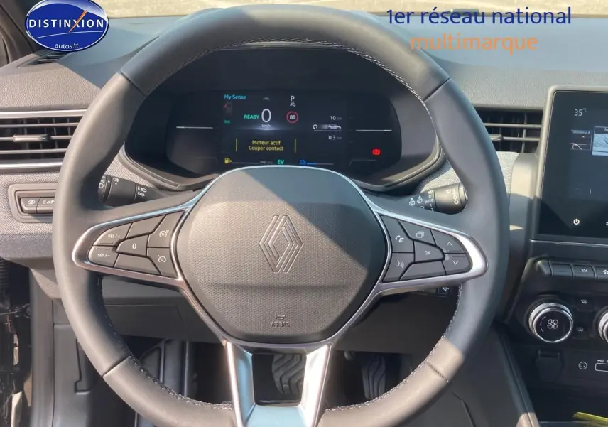 Volant multifonction Renault Clio V 2025 vu de face avec tableau de bord numérique et écran tactile noir.