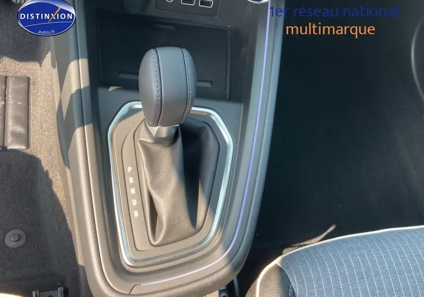 Le levier de vitesse automatique noir de la Renault Clio V 1.6 e-tech 145 techno vu en gros plan côté console centrale.