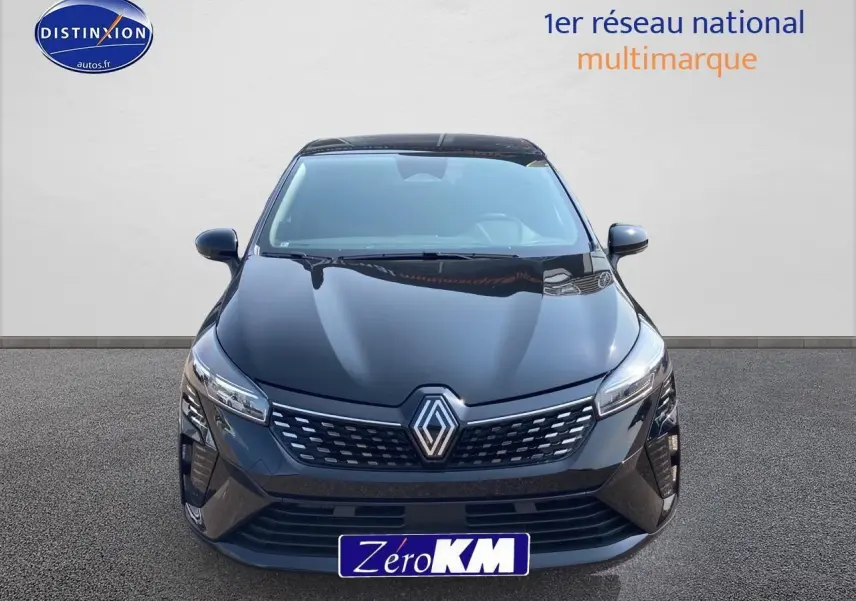 Vue frontale d'une Renault Clio V noire Étoile avec calandre chromée et phares LED allumés.