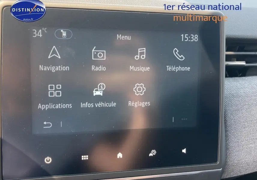 Écran tactile multifonction de la Renault Clio V noir Étoile, affichant le menu principal intérieur du véhicule.