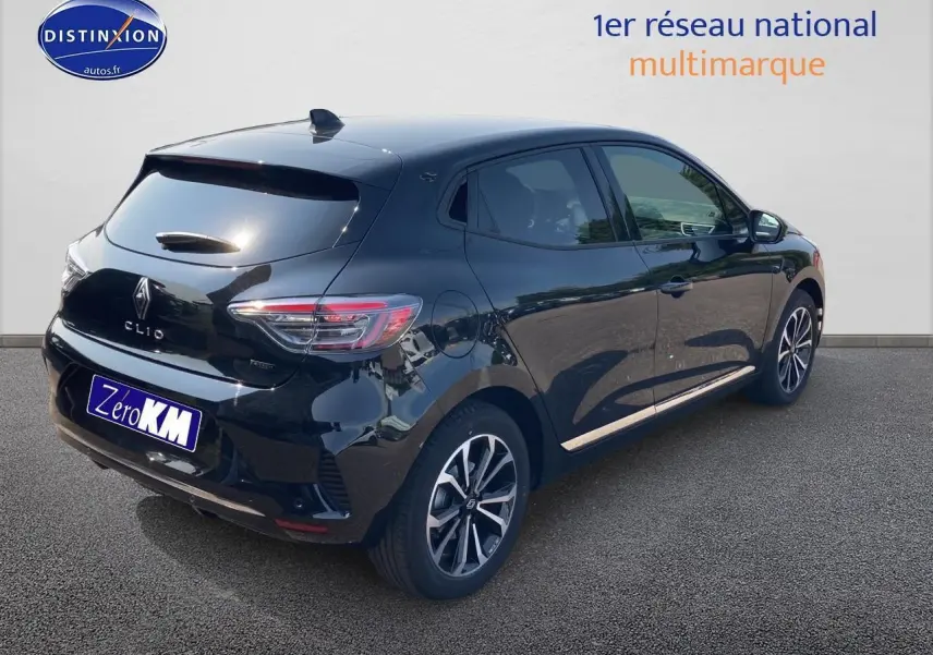 Renault Clio V noir étoile vue 3/4 arrière droit avec jantes alu et becquet arrière visible