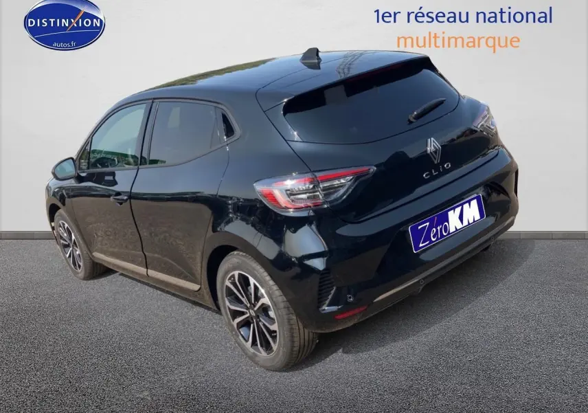 Vue 3/4 arrière droite d'une Renault Clio V noire Étoile avec jantes alu et feux arrière LED sur fond neutre.