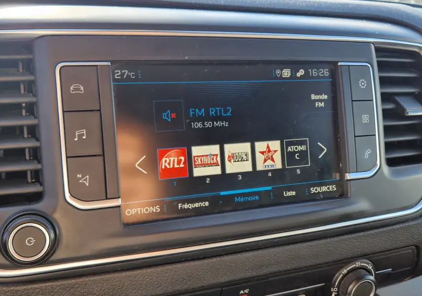 Écran tactile multimédia du Peugeot Expert Fourgon blanc 2020 affichant les radios FM avec commandes autour.