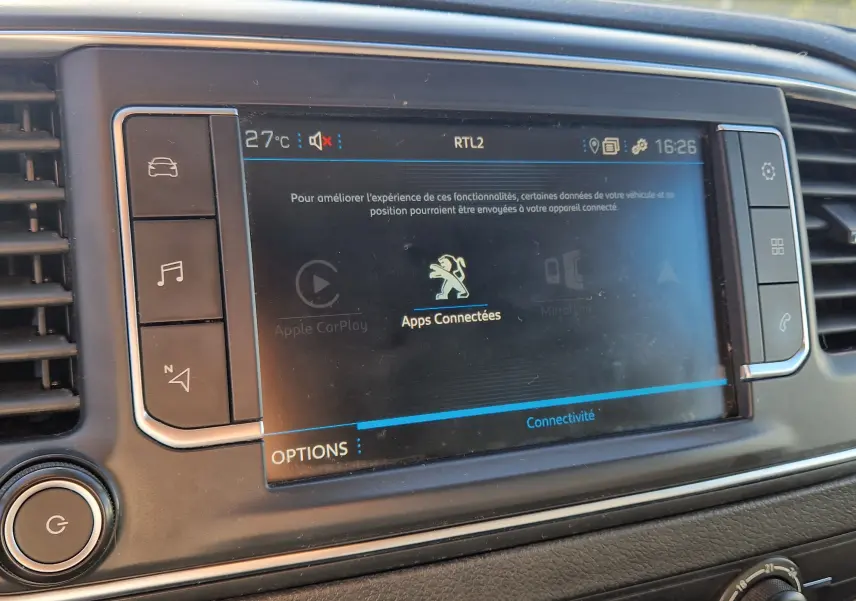Écran tactile central du Peugeot Expert Fourgon blanc 2020 affichant les options de connectivité et applications connectées.