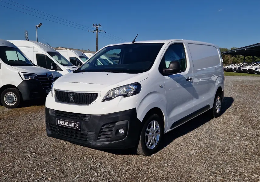 Fourgon blanc Peugeot Expert Standard 2020 en vue 3/4 avant droit sur parking extérieur.