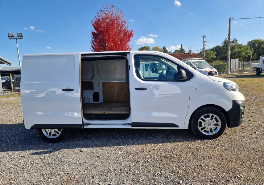 Vue latérale gauche d'un Peugeot Expert Fourgon blanc 2020 avec porte coulissante ouverte montrant l'intérieur vide.