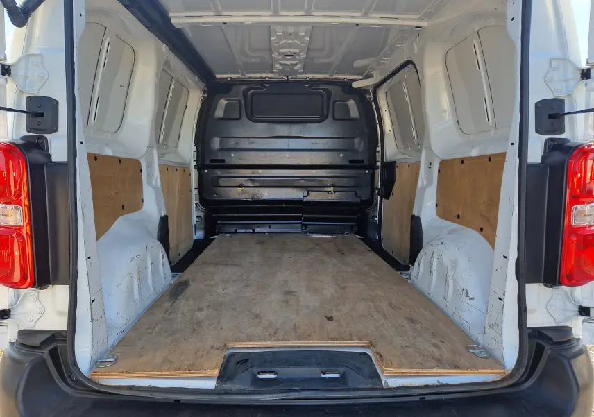 Vue arrière ouverte du fourgon blanc Peugeot Expert Standard 2020, montrant l'espace de chargement avec plancher en bois.