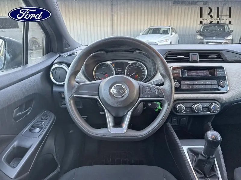 Vue intérieure centrée sur le volant et tableau de bord d'une Nissan Micra 2018 avec boîte manuelle et finition noire.