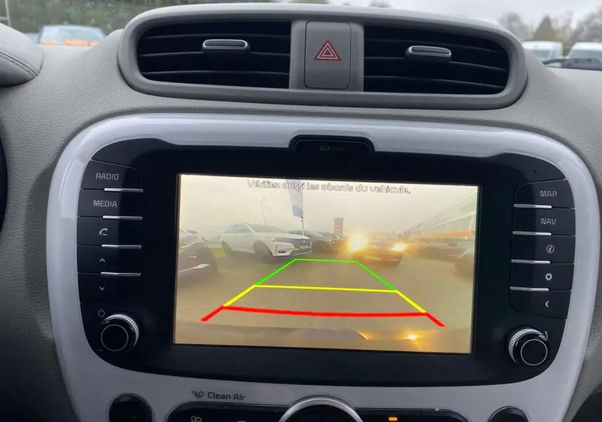 Vue intérieure du tableau de bord du KIA SOUL électrique 2016, écran tactile affichant la caméra de recul en marche.