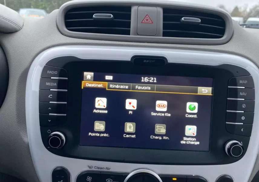 Écran tactile 8 pouces du système de navigation du Kia Soul électrique 2016, vue frontale intérieure.