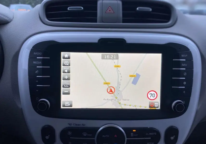 Écran tactile 8 pouces du système de navigation 3D du Kia Soul électrique 2016, vue intérieure centrale.