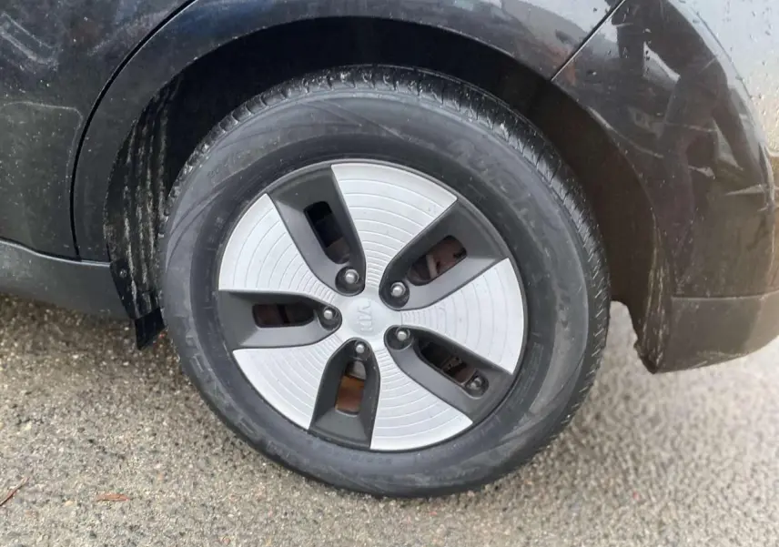 Gros plan sur la roue arrière droite noire d'une KIA Soul électrique 2016 avec jante alliage 16 pouces.