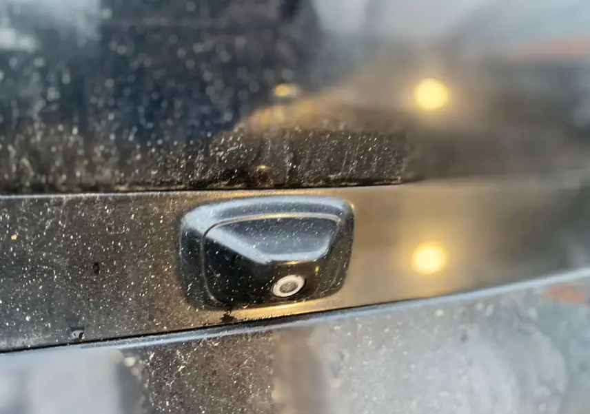 Gros plan sur la caméra de recul intégrée à la carrosserie noire métallisée du Kia Soul électrique 2016.