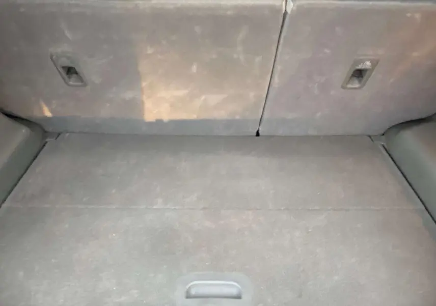 Coffre spacieux du Kia Soul électrique 2016, vue intérieure arrière avec banquette rabattue et revêtement gris.