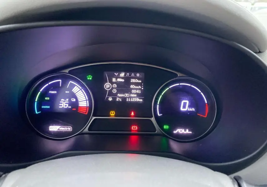 Vue intérieure du volant et du tableau de bord du KIA Soul électrique noir, avec commandes au volant visibles.