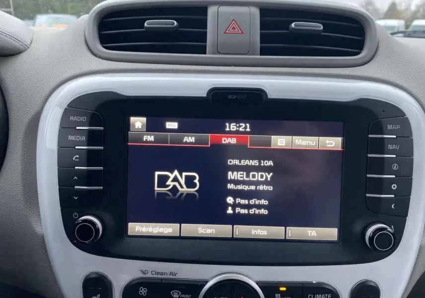 Écran tactile central du tableau de bord du Kia Soul électrique 2016 affichant la radio DAB Melody en mode rétro.