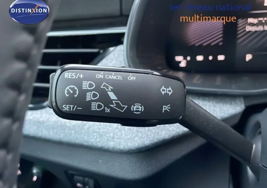 Gros plan sur la commande de régulateur de vitesse à gauche du volant d’un Skoda Kamiq gris graphite 2025.