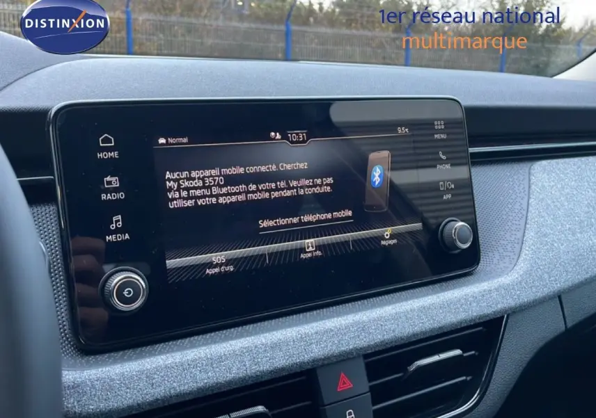 Vue rapprochée de l’écran tactile central du Skoda Kamiq 2025 avec interface Bluetooth et tableau de bord gris.