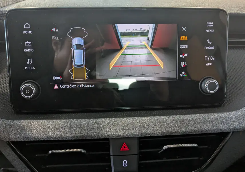 Écran central du Skoda Kamiq 2025 montrant la caméra de recul avec guidage de trajectoire en vue arrière.
