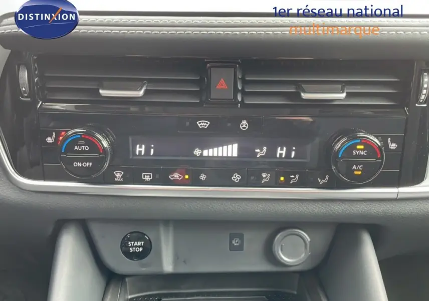 Tableau de bord et console centrale du Nissan Qashqai 2025, avec commandes climatisation et bouton start/stop visibles.
