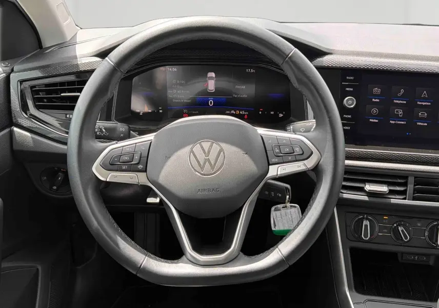 Vue frontale du tableau de bord et volant noir de la Volkswagen Polo 2025 avec écran digital et commandes multifonctions.