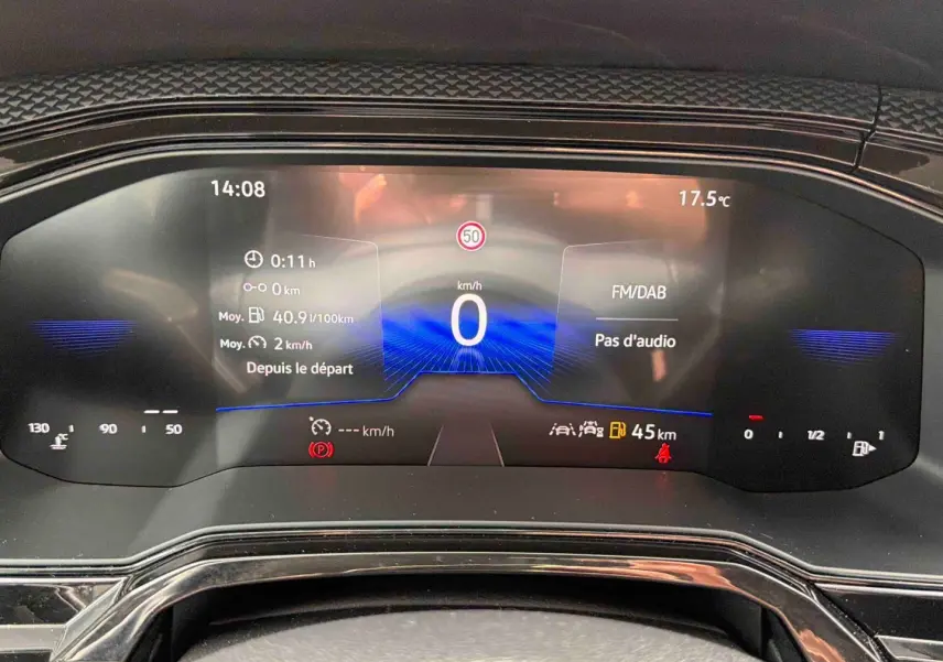 Vue rapprochée du combiné d'instruments digital de la Volkswagen Polo grise 2025 affichant vitesse, température et alertes.