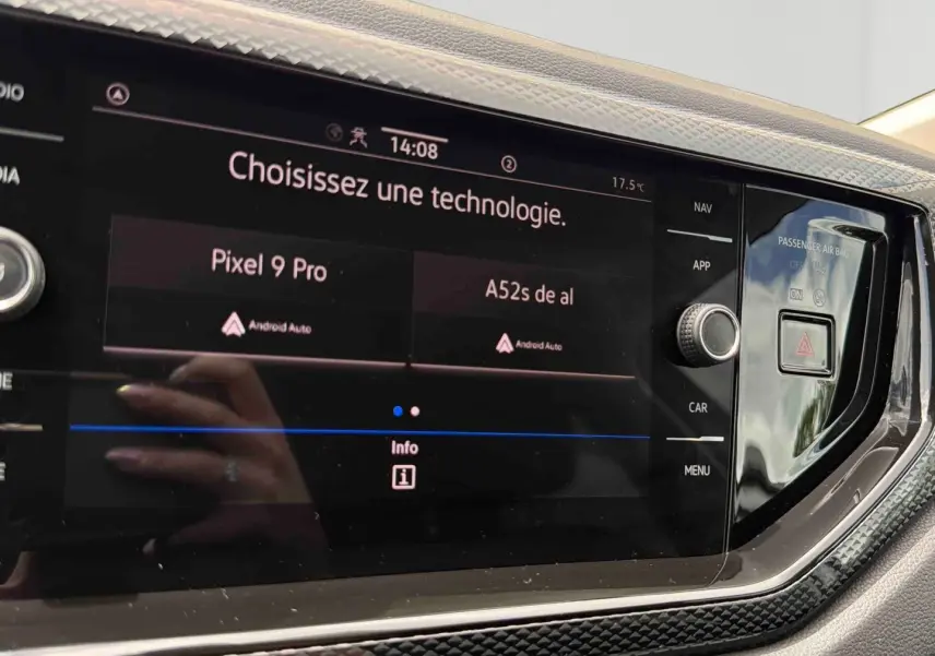 Écran tactile central de la Volkswagen Polo 2025 affichant le choix de technologie Android Auto, vue rapprochée intérieure.