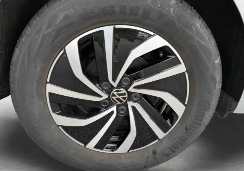 Gros plan sur la jante alliage 15 pouces noire et argentée de la Volkswagen Polo grise, avec pneu Continental visible.