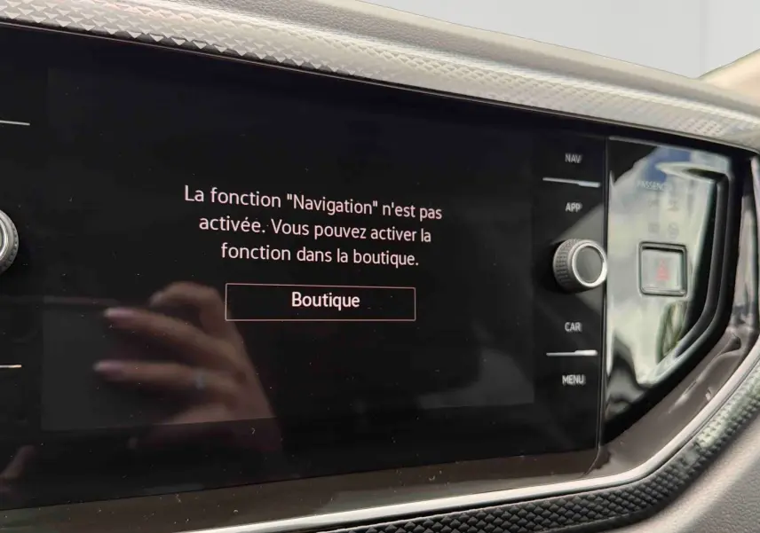 Écran tactile central de la Volkswagen Polo 2025 affichant un message d'activation de la navigation.
