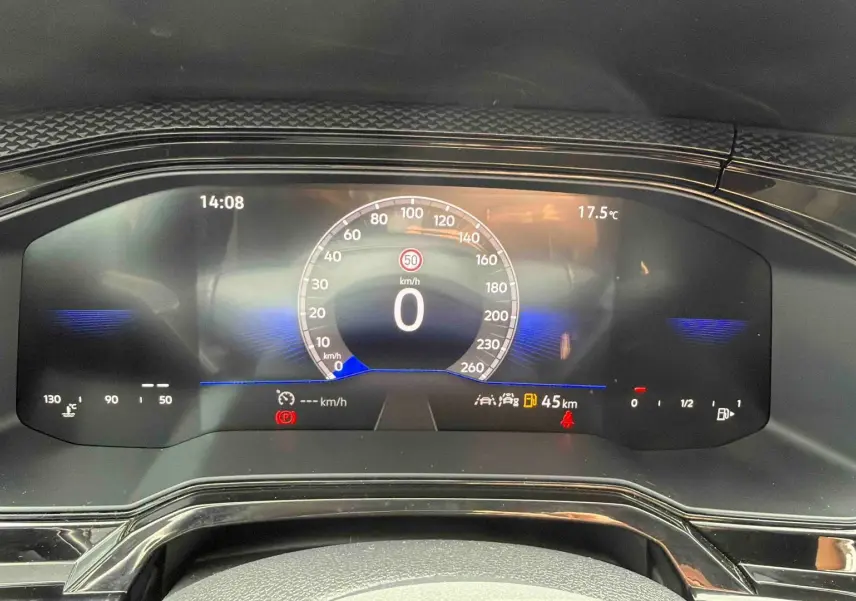 Vue rapprochée du combiné d'instruments digital de la Volkswagen Polo 2025 affichant la vitesse à 0 km/h et la température extérieure.