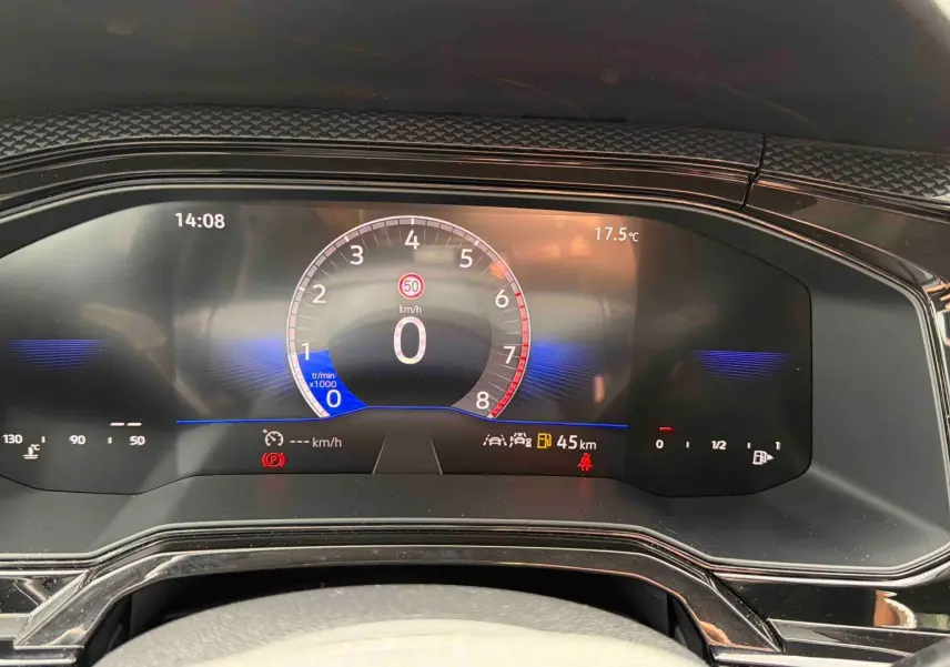 Vue rapprochée du combiné d'instruments digital de la Volkswagen Polo 2025 affichant vitesse, température et alertes.