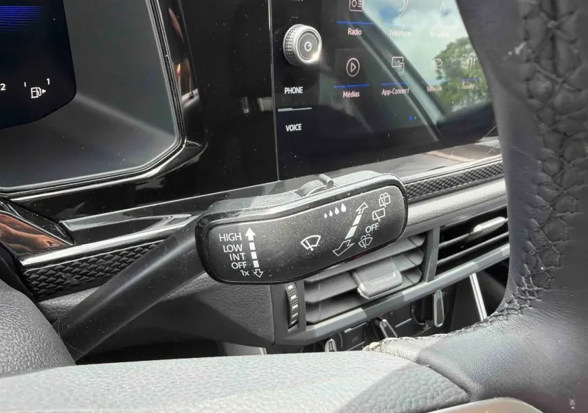 Gros plan sur la commande d’essuie-glace côté gauche du tableau de bord de la Volkswagen Polo grise 2025.