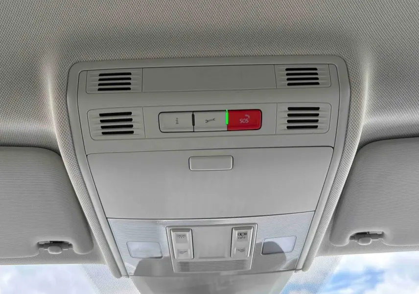 Vue intérieure du plafonnier gris clair avec boutons SOS et commandes d’éclairage d’une Volkswagen Polo 2025.