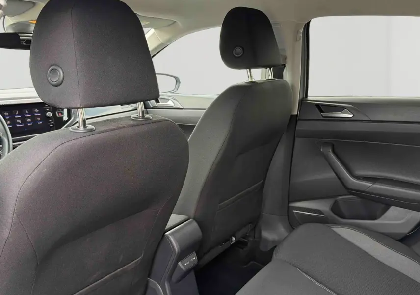 Vue intérieure arrière de la Volkswagen Polo 2025 gris, montrant les sièges avant et la console centrale avec ports USB-C.