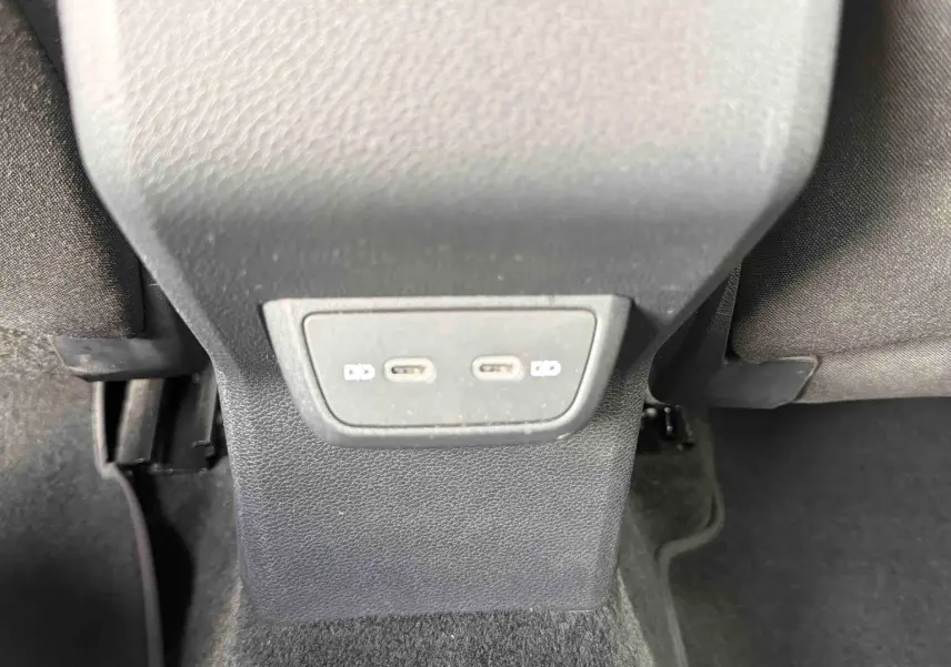 Vue rapprochée des deux ports USB-C situés à l'arrière de la console centrale d'une Volkswagen Polo grise.