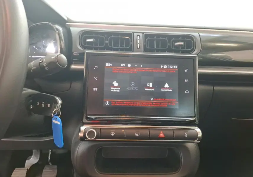 Vue rapprochée du tableau de bord du Citroën C3 gris foncé 2024, avec écran tactile et commandes centrales visibles.