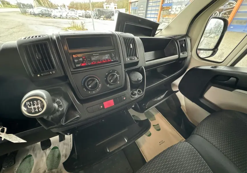 Intérieur du Citroën Jumper rouge 2019, vue côté passager sur tableau de bord et levier de vitesses manuel.