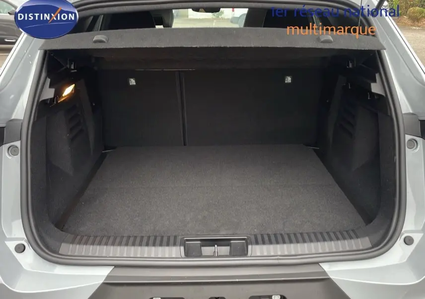 Coffre ouvert vu de l'arrière du Renault Symbioz gris Rafale Métal, montrant un espace de chargement vide et propre.