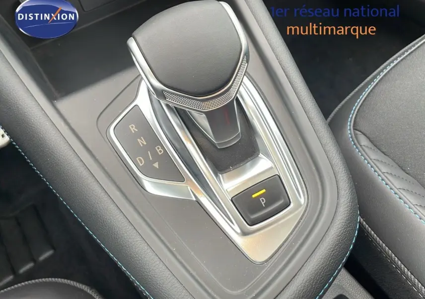 Le levier de vitesses automatique noir et chrome de la Renault Symbioz E-Tech Full Hybrid, vue rapprochée intérieure.