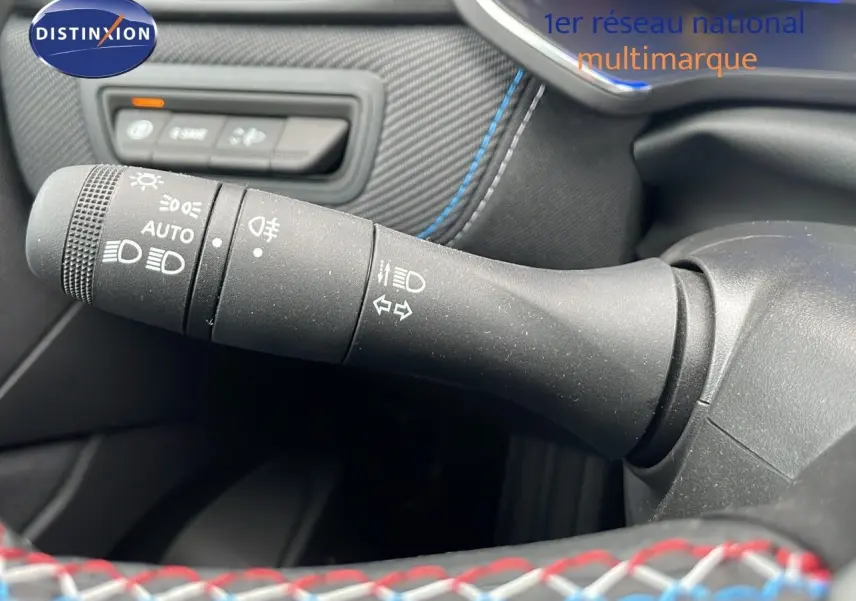 Gros plan sur la commande des feux et clignotants dans l’habitacle d’une Renault Symbioz gris rafale métal.
