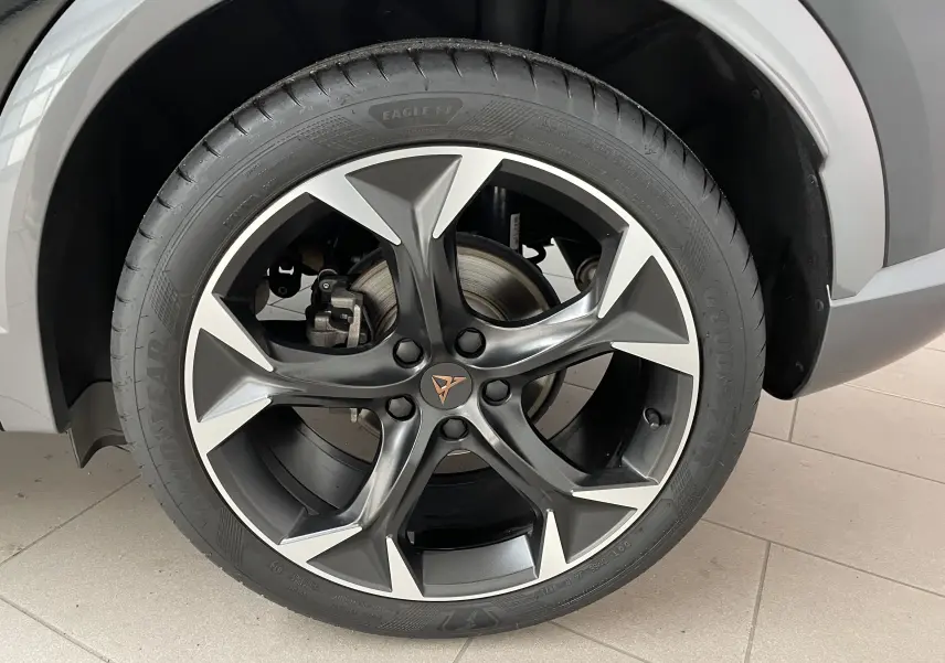 Gros plan sur la jante alliage bicolore du CUPRA Formentor 2023, mettant en valeur le logo CUPRA central.