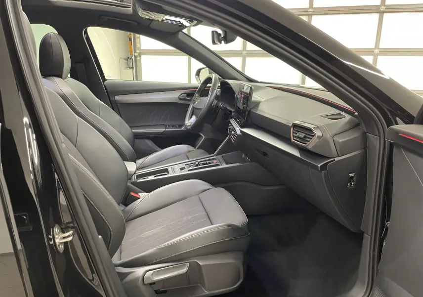 Intérieur noir du CUPRA Formentor 1.5 TSI 150 DSG7 VZ-LINE 2023, vue côté conducteur avec tableau de bord moderne.